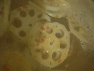 8、麻辣水煮黄辣丁,汤开了先下藕片,然后调味