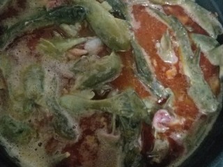 9、麻辣水煮黄辣丁,把腌好的黄辣丁放去