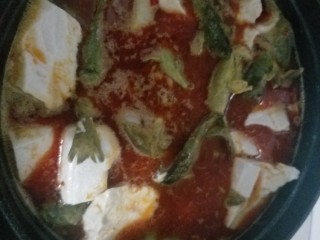 10、麻辣水煮黄辣丁,豆腐一同放下去,盖上锅盖,煮熟