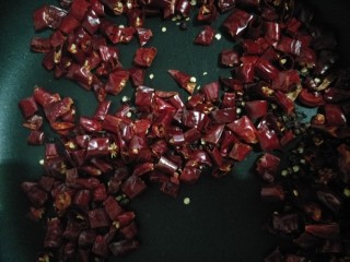 11、麻辣水煮黄辣丁,另外用锅把辣椒段和花椒翻炒