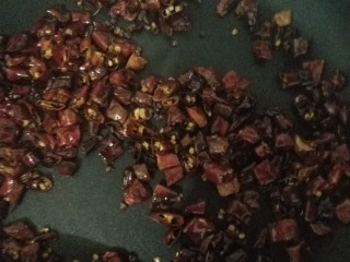 12、麻辣水煮黄辣丁,有点糊就倒油翻炒香