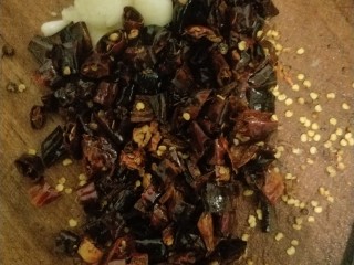 13、麻辣水煮黄辣丁,辣椒段晾凉发脆就同大蒜一起剁碎