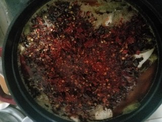 16、麻辣水煮黄辣丁,糊辣椒碎上面再撒一点辣椒面