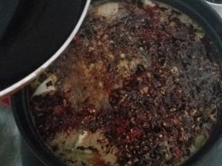 18、麻辣水煮黄辣丁,把热油淋在辣椒上面