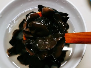 2、芹菜炒胡萝卜,干木耳清洗干净  在清水中浸泡 泡发