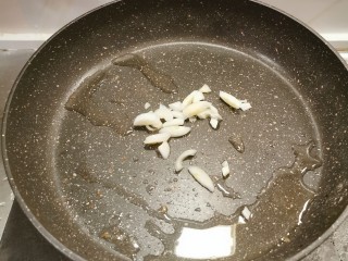 8、芹菜炒胡萝卜,起油锅  放入葱片炒香