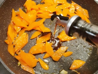 9、芹菜炒胡萝卜,放入胡萝卜片  翻炒 放入生抽