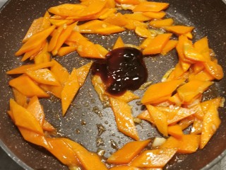 10、芹菜炒胡萝卜,放入蚝油 翻炒均匀