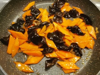 11、芹菜炒胡萝卜,放入焯水后的木耳 翻炒均匀