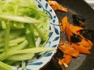 12、芹菜炒胡萝卜,倒入芹菜