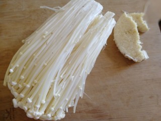 2、蒜蓉粉丝蒸金针菇,金针菇切去尾部。