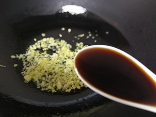 9、蒜蓉粉丝蒸金针菇,放入两汤匙生抽。