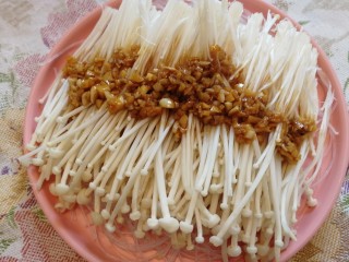 13、蒜蓉粉丝蒸金针菇,均匀浇在金针菇上。