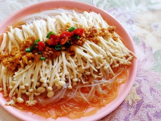 16、蒜蓉粉丝蒸金针菇,放上适量剁椒即可。厨房小白也可轻松搞定。
