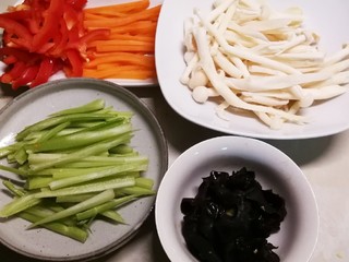 2、时蔬小炒,芹菜  胡萝卜和红椒切成条状  葱切片