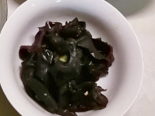 3、时蔬小炒,干木耳先泡发  撕成小朵  开水汆烫备用