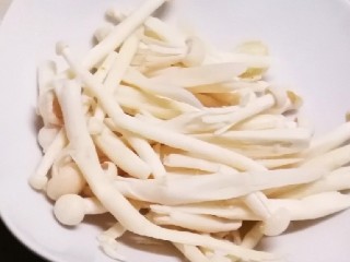 4、时蔬小炒,白玉菇去根  清洗干净 