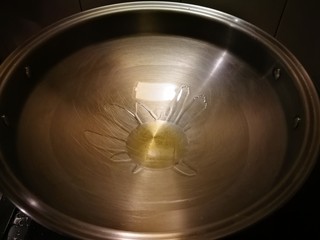 5、时蔬小炒,炒锅加入食用油 加热