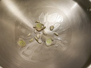 6、时蔬小炒,放入葱片炒香