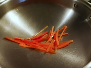 7、时蔬小炒,放入胡萝卜条 煸炒