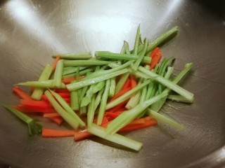 8、时蔬小炒,放入芹菜  翻炒