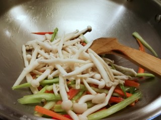 9、时蔬小炒,芹菜炒软后 放入白玉菇  