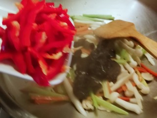 11、时蔬小炒,  放入红椒  继续翻炒
