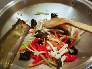 12、时蔬小炒,放入生抽 耗油  