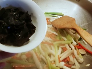 10、时蔬小炒,放入木耳  翻拌均匀