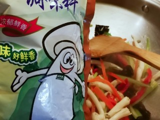 13、时蔬小炒,加入蘑菇粉调味  快速翻炒出锅