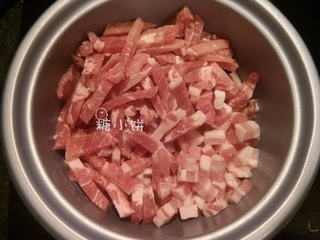1、花生腊肠,梅花肉切条，五花肉切丁