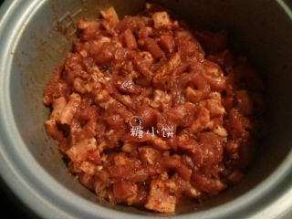 2、花生腊肠,切好的肉加盐15G，金黄糖浆60G，高粱酒45G，四川辣椒面20G和花椒粉2.5G抓匀腌制2小时备用