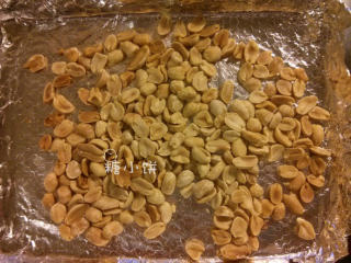 3、花生腊肠,去皮花生用烤箱120度烤15分钟，或者炒或者炸都行，总之把它做熟