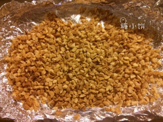 4、花生腊肠,烤好的花生切碎备用，也可以不切直接用整颗的