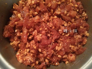 5、花生腊肠,切好的花生碎加到腌制过的肉中拌匀