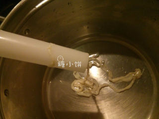 6、花生腊肠,盐渍肠衣用清水泡软，用水把内外都冲洗干净，套在漏斗上