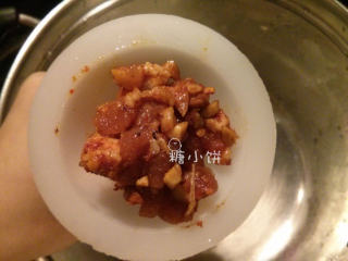 7、花生腊肠,把步骤5拌好的肉通过漏斗塞入肠衣中