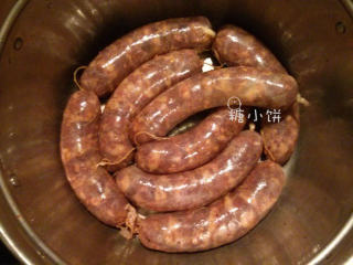 8、花生腊肠,全部灌好以后用棉绳扎成小结，用针在表面扎孔拍出气泡