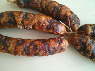 9、花生腊肠,挂起来，阴凉通风处晾晒7-10天左右即可