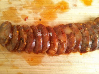 10、花生腊肠,吃之前任何方法做熟就行，暂时不吃的可以冷冻保存（如图是蒸熟后切片的样子。大概蒸锅内水开后蒸25-30分钟）