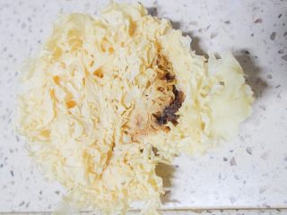 1、神秘梦幻的星空银耳做法居然这么简单！,银耳要选这种颜色偏黄的 没有漂白过的 闻起来没有那种刺鼻味道就是好的