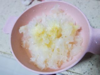 3、神秘梦幻的星空银耳做法居然这么简单！,	摘掉黄色的硬块不要