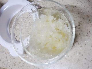 4、神秘梦幻的星空银耳做法居然这么简单！,在养生壶炖盅放入银耳