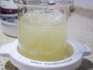 5、神秘梦幻的星空银耳做法居然这么简单！,炖盅倒入水在最高水位这，大概盖住银耳即可