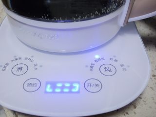 6、神秘梦幻的星空银耳做法居然这么简单！,养生壶内倒入1500ml水 放入银耳盅隔水炖，按银耳炖键