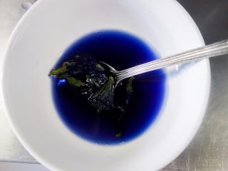 7、神秘梦幻的星空银耳做法居然这么简单！,	将蝶豆花放适量热水提前泡开备用，颜色越浓效果越好