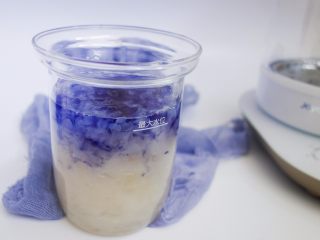 9、神秘梦幻的星空银耳做法居然这么简单！,轻轻的倒入一些蝶豆花水 这一步注意要沿着杯壁缓慢倒入以免整个水都变蓝