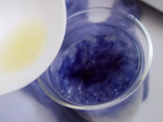 10、神秘梦幻的星空银耳做法居然这么简单！,最后倒入一些柠檬汁 蝶豆花遇酸会变紫色，不要太多不然吃起来太酸不好吃一点点就可以了