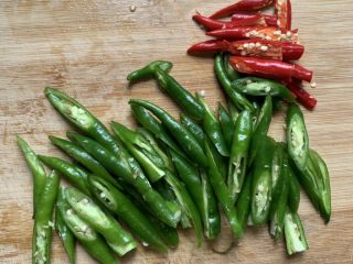 2、农家小炒肉,辣椒斜切