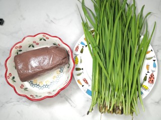 1、韭菜炒鸭血,食材准备